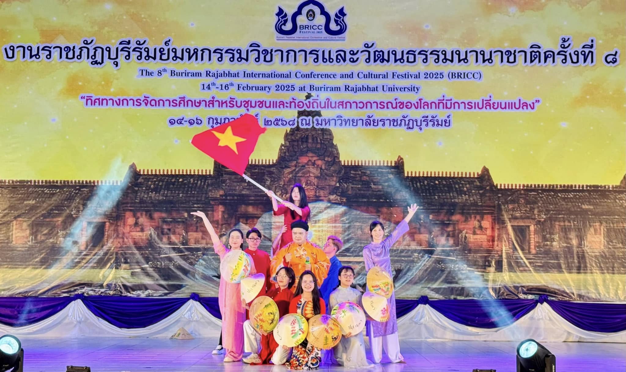 งานศูนย์ภาษาและวิเทศสัมพันธ์ สถาบันภาษา ศิลปะและวัฒนธรรม ได้รับเกียรติจากมหาวิทยาลัยราชภัฏบุรีรัมย์ให้นำนักศึกษาจากโครงการอบรมภาษาไทยสำหรับนักศึกษาต่างชาติ ชาวเวียดนาม เข้าร่วมแสดงศิลปะและวัฒนธรรมเวียดนาม ในงานราชภัฏบุรีรัมย์มหกรรมวิชาการและวัฒนธรรมนานาชาติ ครั้งที่ 8